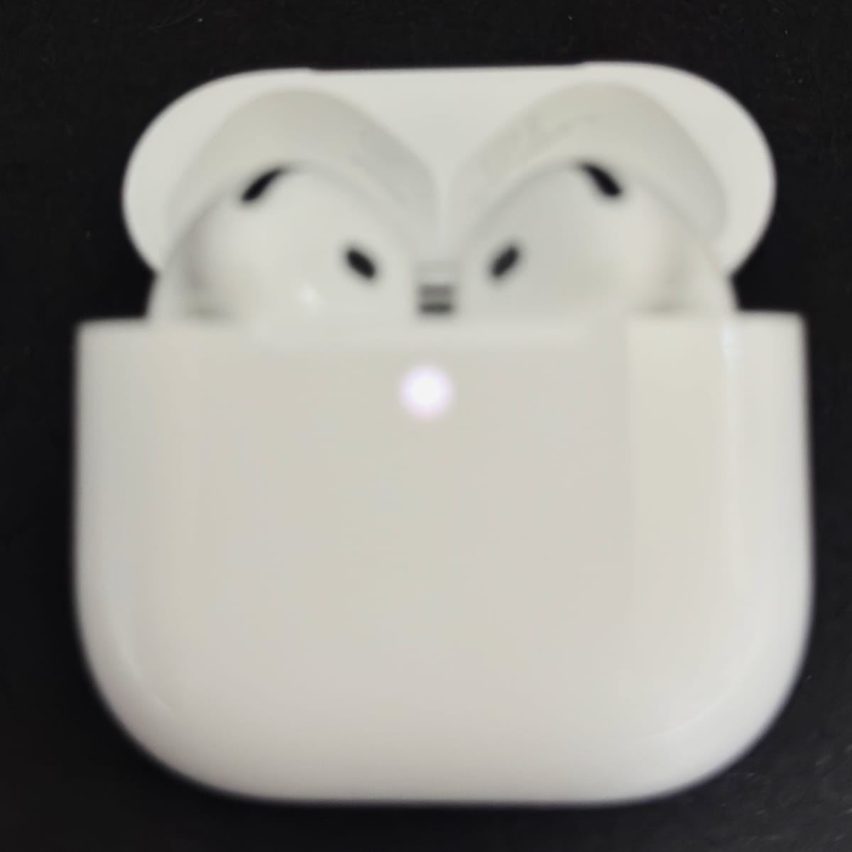 AirPods4 蓋を開けます