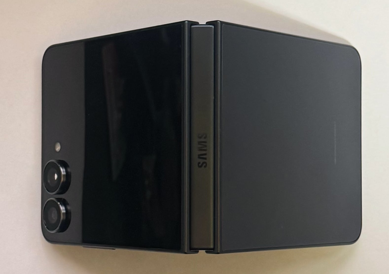 Galazy Z Flip7 折りたたんだところ