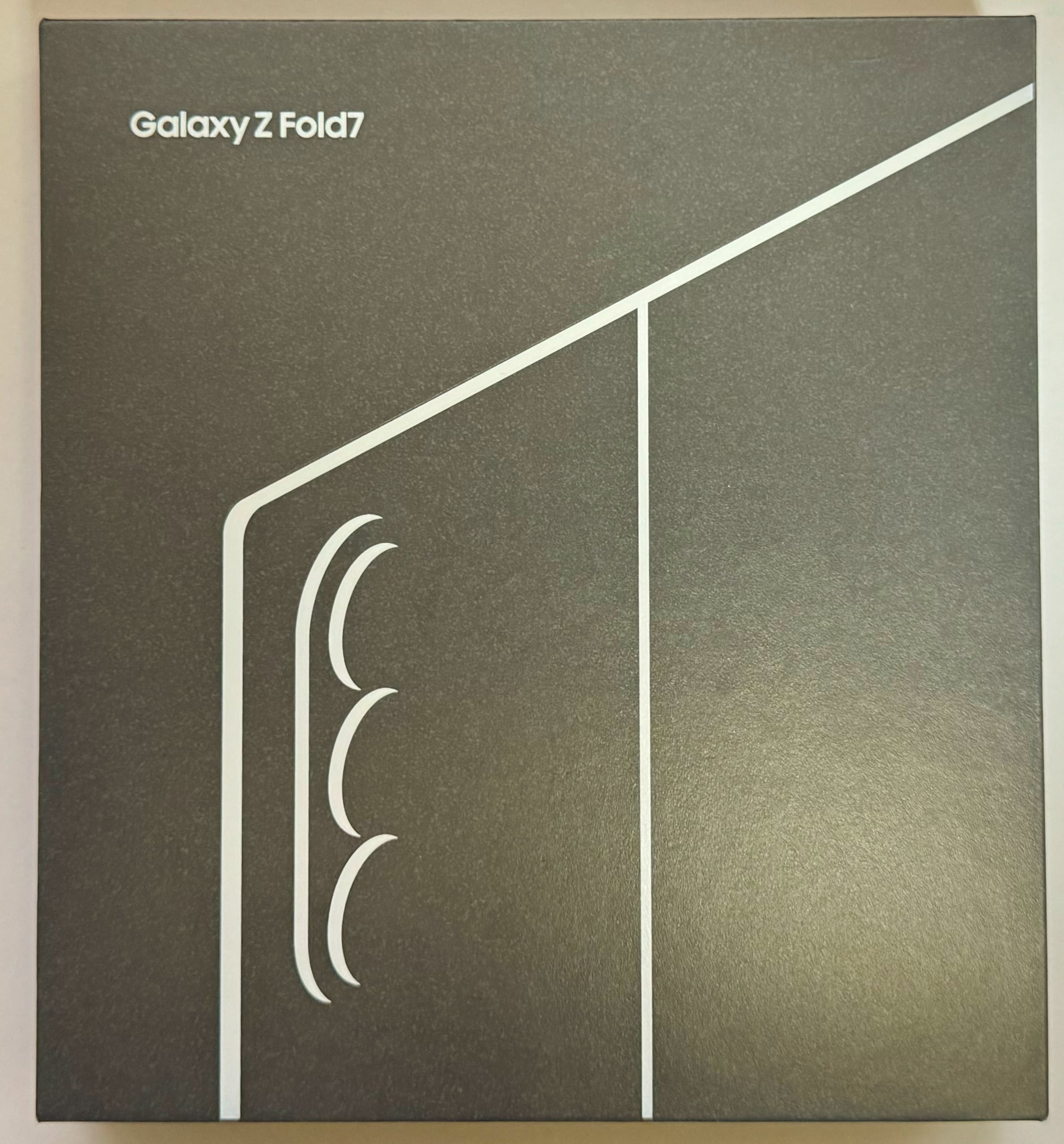 Galaxy Z Fold7の外箱。マットでシックで格好いいです