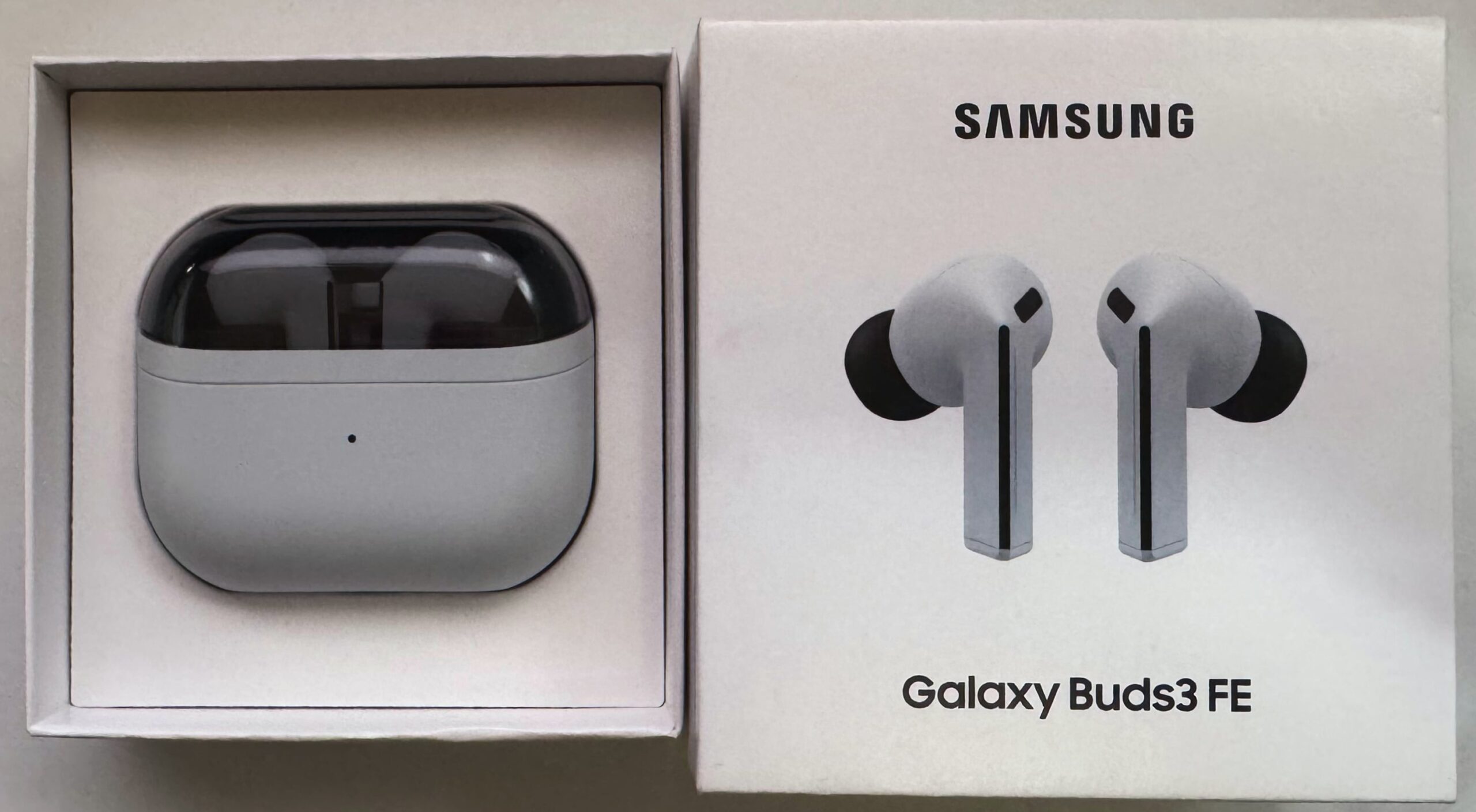 Galaxy Buds 3 FE 箱を開けました。ケースがシンプルで素敵です。