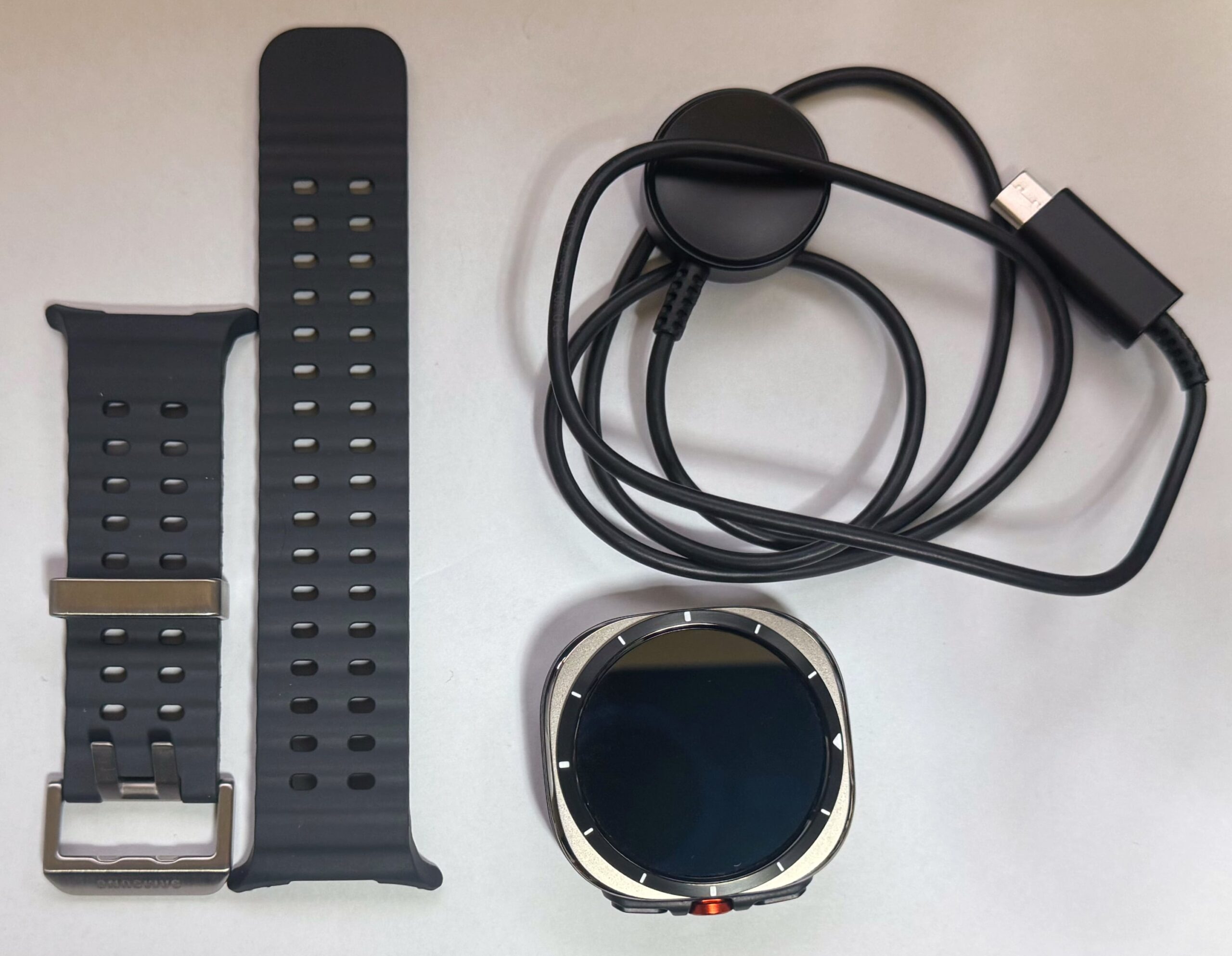 Samsung Galaxy Watch Ultra:中身全部。USB-Cチャージャーが嬉しいです。
