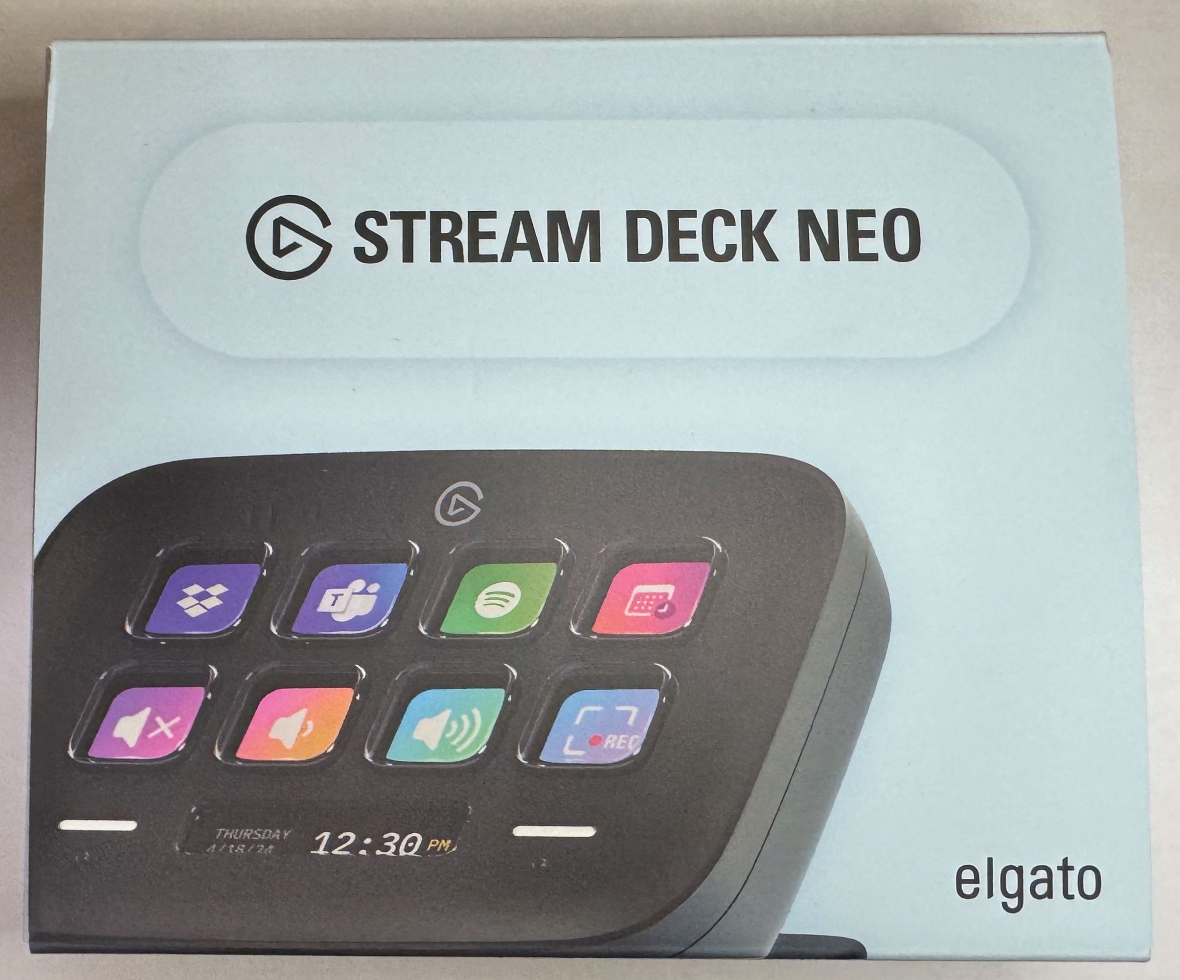Stream Deck Neoの外箱。非常にシンプルでしかし高級感があります。