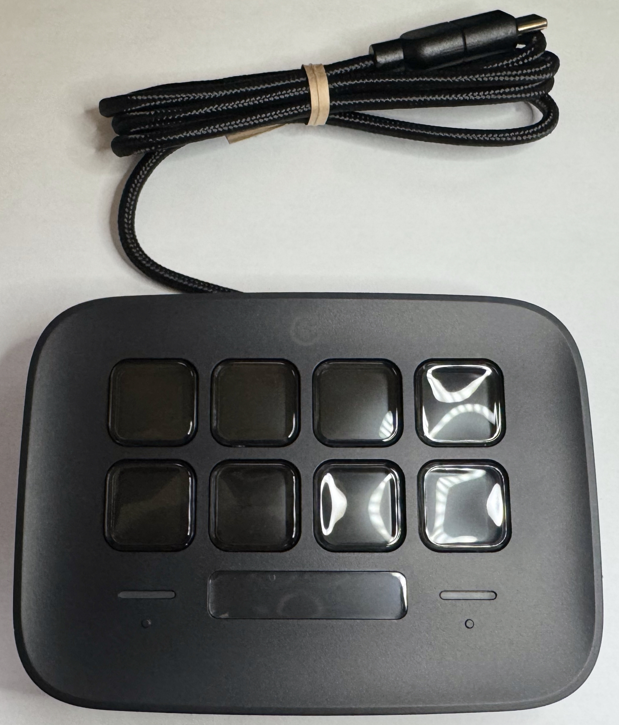 Stream Deck Neo 本体です。LCDに何も映っていないと寂しいですね。