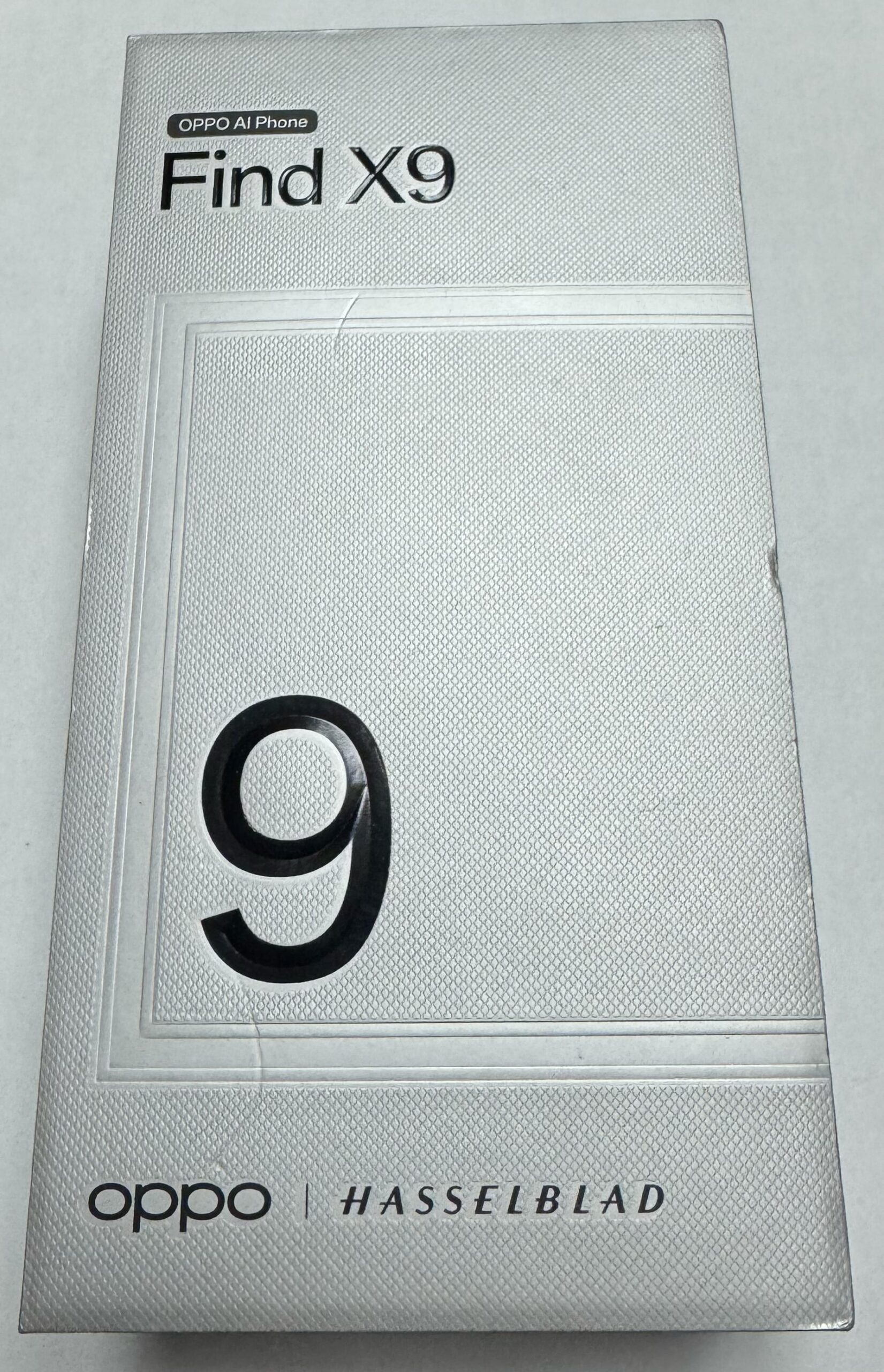 OPPO Find X9外箱 渋い銀色に黒文字で格好良いですね