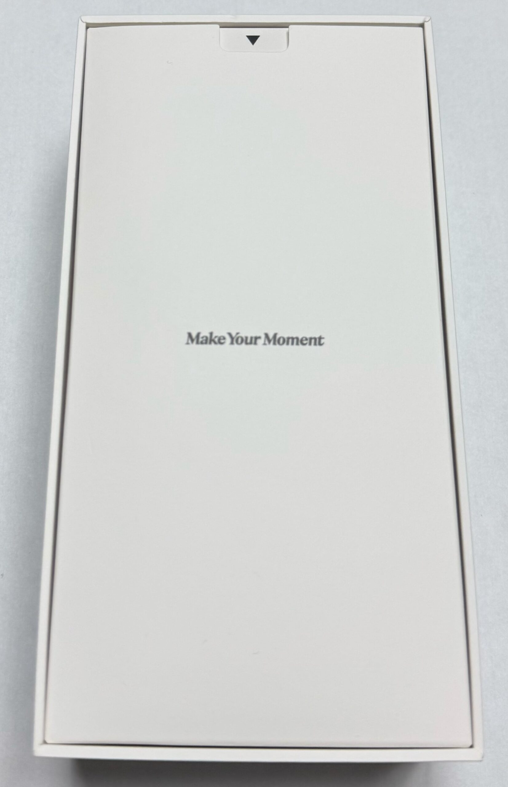 OPPO Find X9 外箱を開けると白い台紙がお出迎えです。